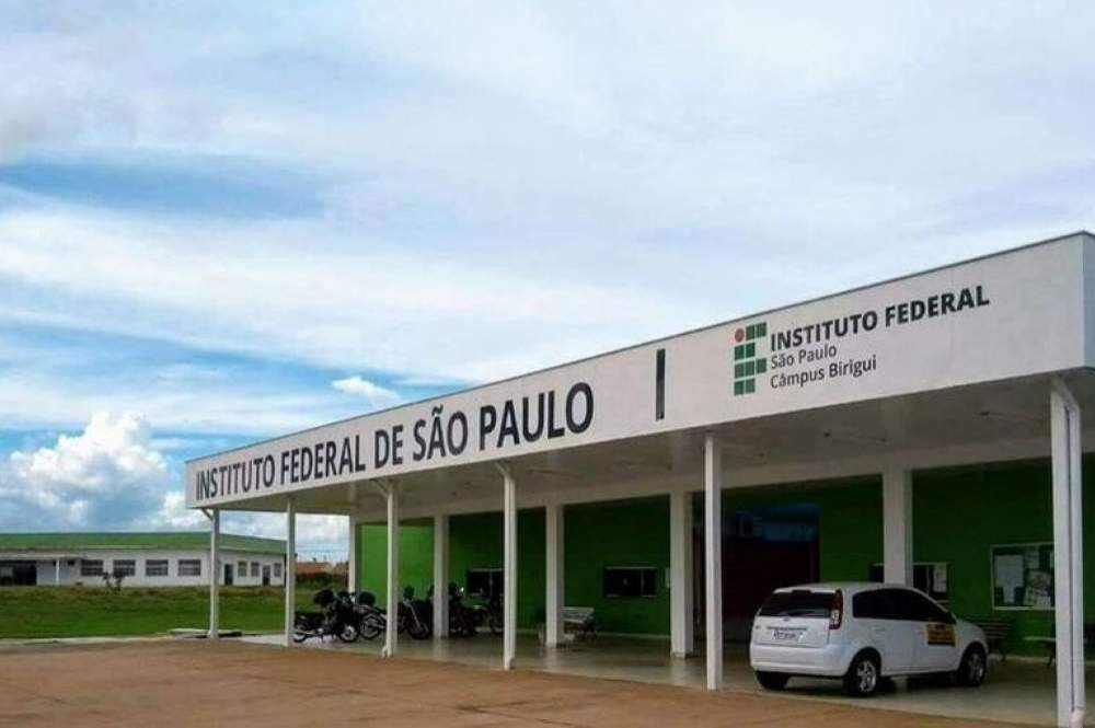 Imagem da entrada do campus do IF Birigui